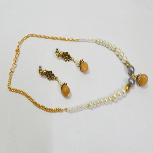 Tumble pendant synthetic pearl necklace.